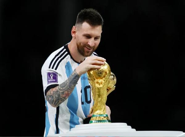 Messi com a ta&ccedil;a da Copa do Mundo em 2022.(Imagem:REUTERS/Hannah Mckayc)