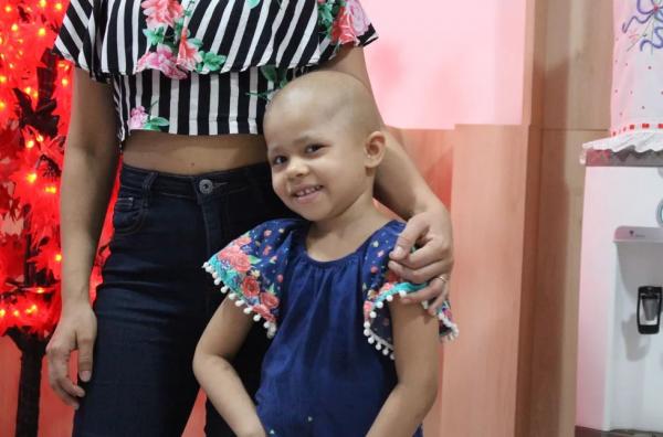  Camila Vit&oacute;ria ao lado da m&atilde;e, Geracinda Vieira, no Lar de Maria no Piau&iacute;.(Imagem:L&iacute;via Ferreira/g1 PI )