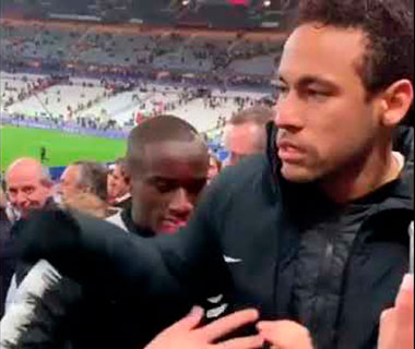 Neymar dá soco em torcedor após vice do PSG na França