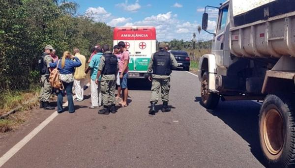Mulher morre após colidir moto na traseira de caminhão na BR-222