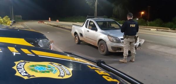 PRF apreende veículo com elementos identificadores adulterados na BR 230 em Floriano