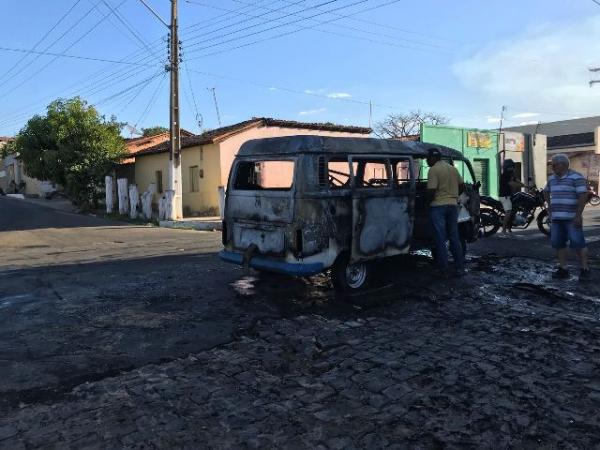 Carro pega fogo e fica totalmente destru&iacute;do em Floriano.(Imagem:FlorianoNews)