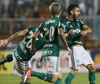 Jailson brilha, Palmeiras vence Santos nos pênaltis e vai à final