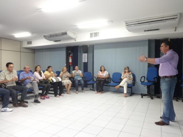 Reuni&atilde;o debate Projeto de Revitaliza&ccedil;&atilde;o do Espa&ccedil;o Comercial de Floriano.(Imagem:FlorianoNews)
