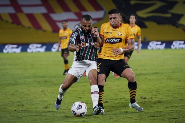Mario Pineida embarca para o Rio de Janeiro para fazer exames e assinar com o Fluminense