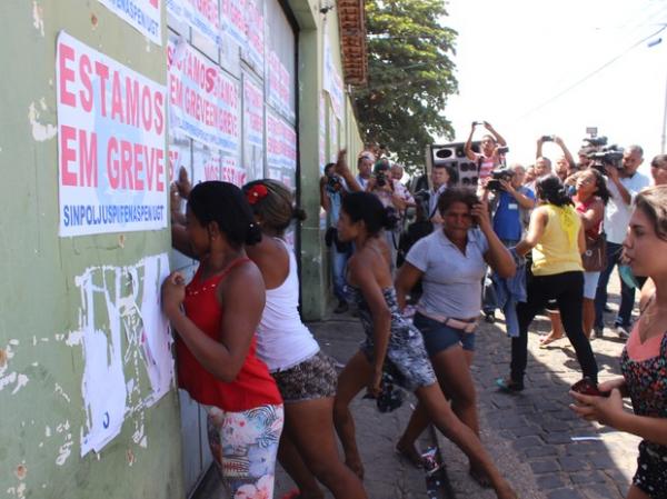 Familiares angustiados por infroma&ccedil;&otilde;es dos presos provocaram tumulto.(Imagem: Gustavo Almeida/G1)