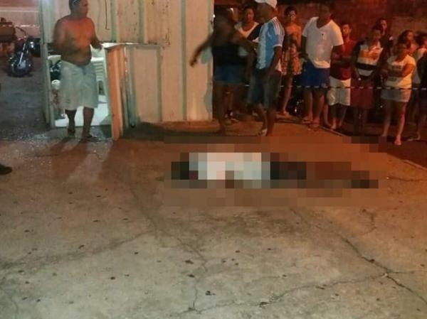Garçom é morto com cinco tiros quando trabalhava em trailler