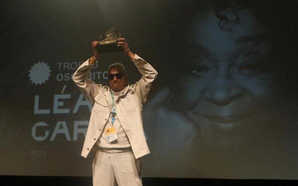 Léa Garcia é homenageada no Festival de Gramado e filho recebe troféu em nome da atriz