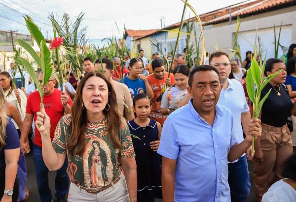Joel Rodrigues e Margarete Coelho participam do Domingo de Ramos no bairro Dirceu