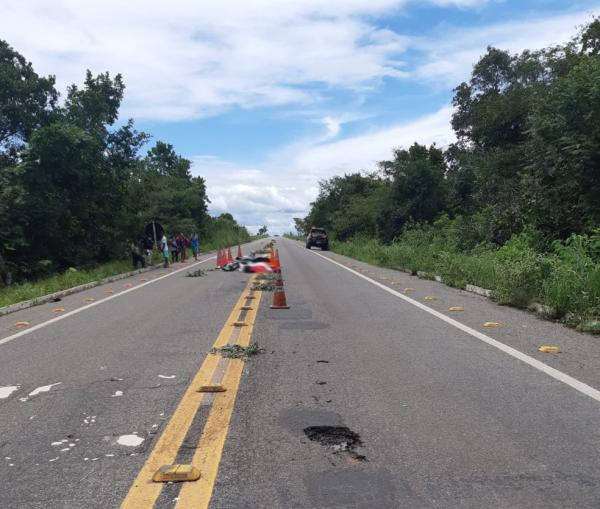 De acordo com a Polícia Rodoviária Federal (PRF), o homem sequia normalmente na moto quando caiu em um buraco na pista, perdeu o controle do veículo e capotou em seguida. A vítima(Imagem:Reprodução)