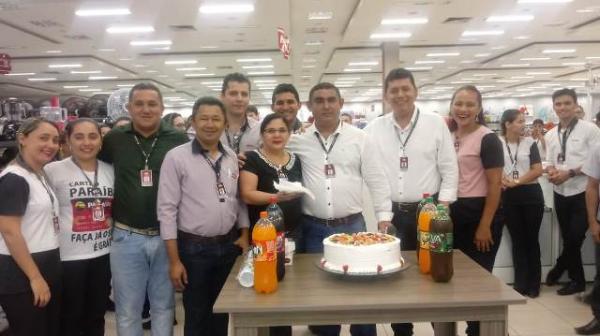 Gerente do Armaz&eacute;m Para&iacute;ba de Floriano &eacute; surpreendido com bolo de anivers&aacute;rio.(Imagem:FlorianoNews)