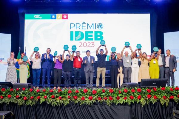 Governo do Estado premia em dinheiro alunos, professores e servidores das 50 melhores escolas do PI