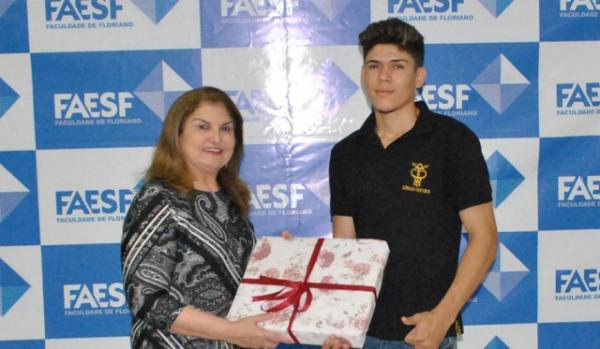 FAESF entrega notebook ao ganhador do sorteio do Dia do Estudante
