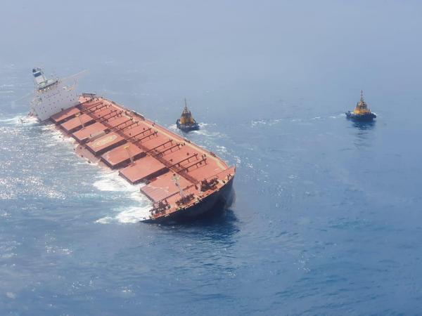 Ibama encontra óleo ao redor de navio encalhado na costa do Maranhão