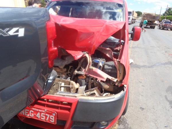  Engavetamento entre tr&ecirc;s ve&iacute;culos &eacute; registrado na BR-230 em Floriano.(Imagem:FlorianoNews)