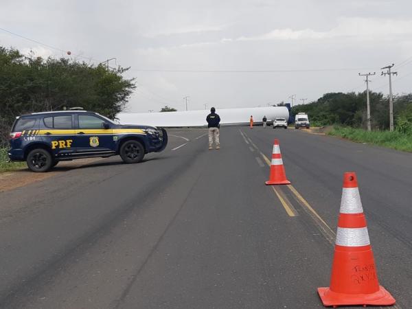 BRs 316 e 020 continuam interditadas após tombamento de carreta com hélice de torre eólica em Picos