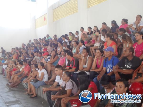 Fam&iacute;lias contempladas no programa ''Minha Casa Minha Vida'' assinam contratos.(Imagem:FlorianoNews)