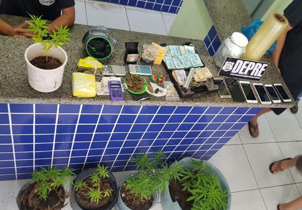 Polícia prende suspeitos de tráfico com drogas sintéticas e R$ 10 mil no litoral do Piauí