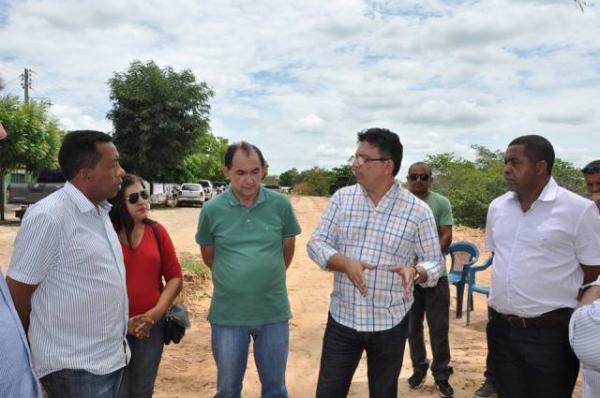 Joel Rodrigues e o Secret&aacute;rio de Estado dos Transportes visitam obras de 12 milh&otilde;es em Floriano.(Imagem:ASCOM)
