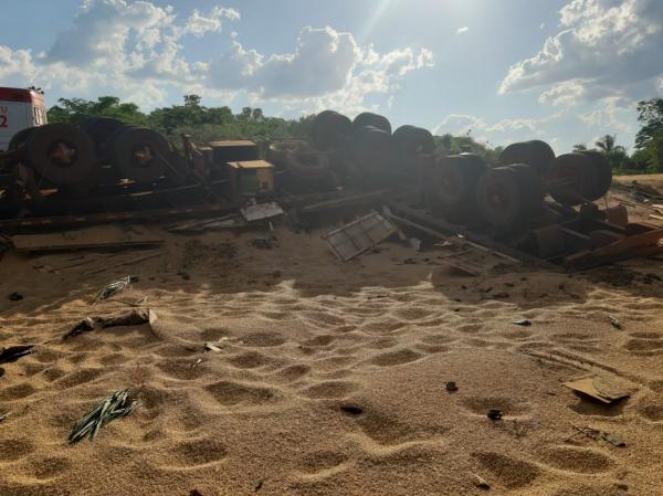 Caminhoneiro morre após carreta tombar em curva no Sul do Piauí