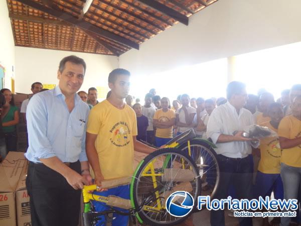 Estudantes da localidade Vereda Grande recebem bicicletas do Pedala Piau&iacute;.(Imagem:FlorianoNews)
