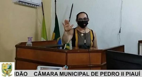 Vice chora durante posse como prefeita de Pedro II após morte de prefeito