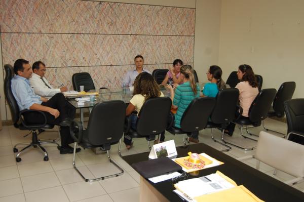 Prefeito Gilberto Junior recebe profissionais da sa&uacute;de que reivindicam aumento salarial.(Imagem:Valdemir Miranda)