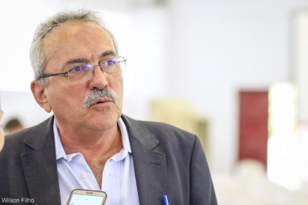 "Não vai para lugar nenhum", diz Átila sobre impeachment de Abraham Weintraub