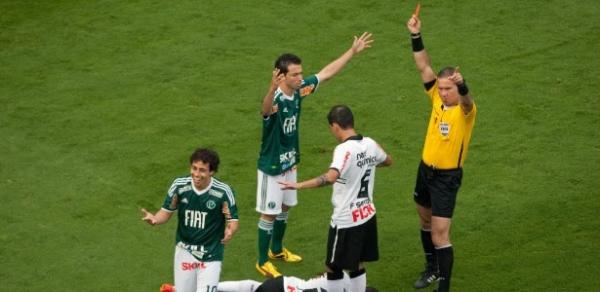 Valdivia reconhece erro no lance da expulsão: "Tive uma reação idiota"