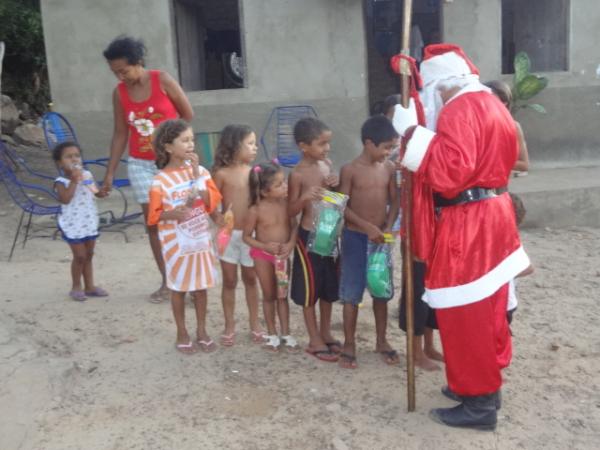 Papai Noel entrega brinquedos e cestas b&aacute;sicas em Floriano. (Imagem:FlorianoNews)