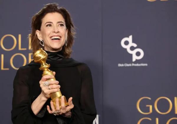 Fernanda Torres recebe o Globo de Ouro de melhor atriz na categoria Drama.(Imagem:REUTERS/Mario Anzuoni/Proibida reprodu&ccedil;&atilde;o)