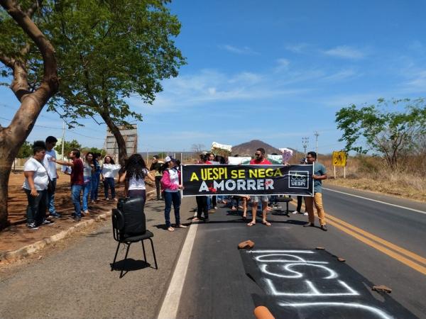 Estudantes da Uespi de Picos bloqueiam BR-316 em protesto contra falta de professores