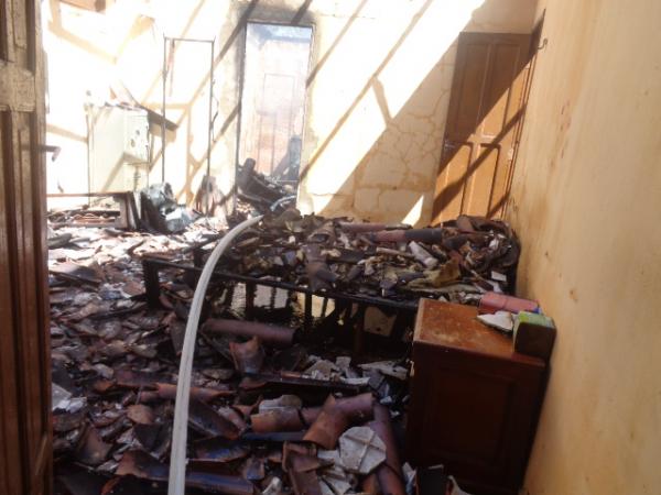 Residência em Floriano fica destruída após incêndio