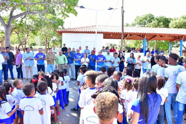 Vereadores participam de entregas do mercado p&uacute;blico e escola no Amolar.(Imagem:CMF)