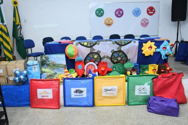 Educação de Floriano apresenta novo fardamento escolar e assina contrato com empresa que vai confeccionar os uniformes(Imagem:Secom)