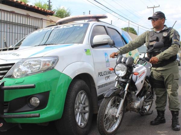 Moradores revoltados perseguem e atropelam assaltante em Teresina