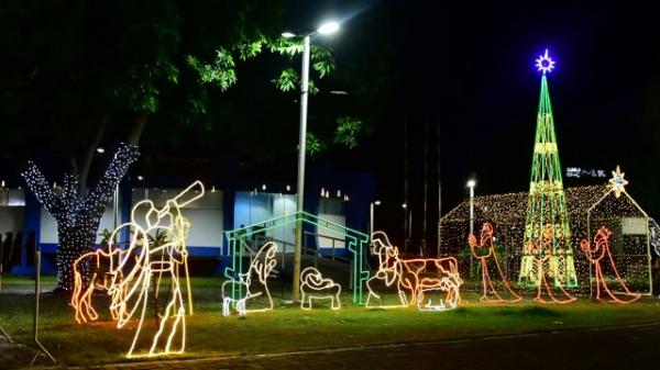 Chegou o Natal: Câmara de Floriano inaugura decoração natalina especial na Praça Coronel Borges
