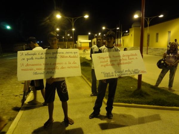Grupo de Consci&ecirc;ncia Negra realiza caminhada em Bar&atilde;o de Graja&uacute;.(Imagem:FlorianoNews)