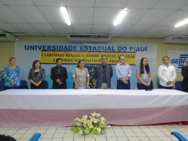 UESPI realiza Simp&oacute;sio Regional Sobre o Atual Cen&aacute;rio Pol&iacute;tico e Econ&ocirc;mico no Brasil.(Imagem:FlorianoNews)
