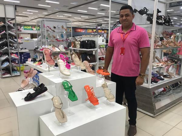 Jhoney Monteiro, chefe do setor de cal&ccedil;ados do Armaz&eacute;m Para&iacute;ba.(Imagem:FlorianoNews)