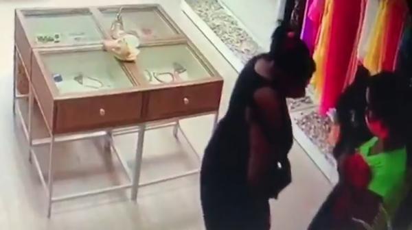 Dupla é flagrada furtando roupas em outra loja e escondendo debaixo de vestido em Teresina