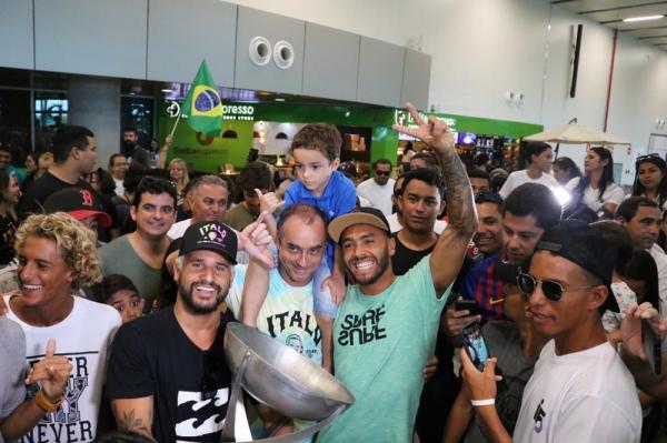 &Iacute;talo Ferreira &eacute; recebido por amigos e f&atilde;s.(Imagem:Augusto C&eacute;sar Gomes/GE)
