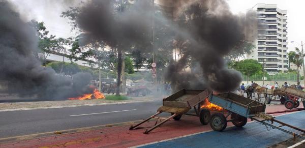 Carroceiros fazem manifestação na Marechal Castelo Branco