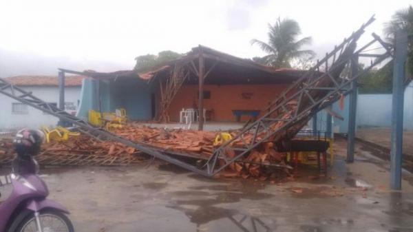 Parte de teto de clube desaba na manh&atilde; desta quinta em Bar&atilde;o de Graja&uacute;.(Imagem:Ivan Nunes)