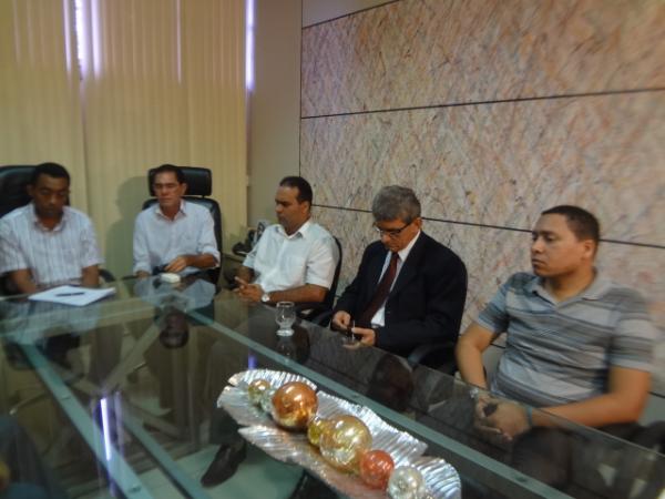 Prefeitura de Floriano oficializa a sa&iacute;da dos secret&aacute;rios.(Imagem:FlorianoNews)
