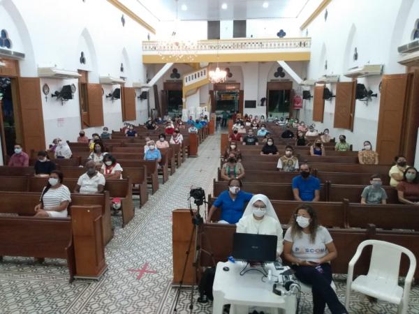 Fi&eacute;is da Igreja Cat&oacute;lica celebram a Missa da Ceia do Senhor(Imagem:FlorianoNews)