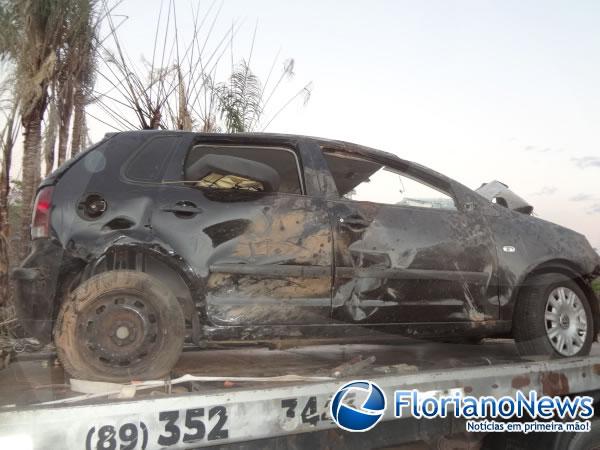 Homem perde o controle de carro e bate em três cercas na zona rural de Floriano