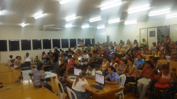 Mais de tr&ecirc;s mil cadastros s&atilde;o realizados no 1&ordm; dia de inscri&ccedil;&otilde;es no Programa Minha Casa Minha Vida.(Imagem:FlorianoNews)