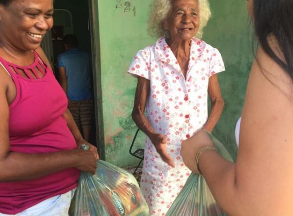 Alunos da Escola Pequeno Pr&iacute;ncipe fazem distribui&ccedil;&atilde;o de cestas b&aacute;sicas em Floriano.(Imagem:EPP)