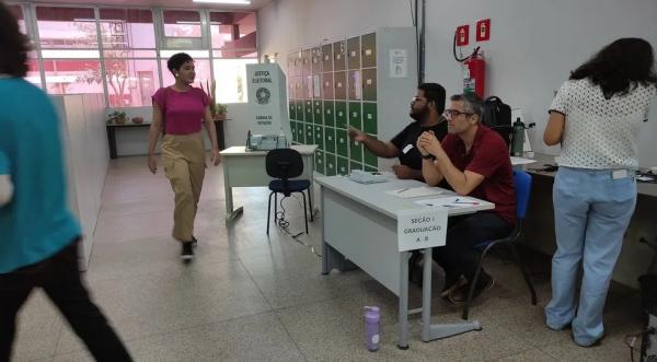 Estudantes, professores e t&eacute;cnico-administrativos da UFDPar votam para a escolha de reitor e vice-reitor nesta segunda-feira (16). (Imagem:Felipe Cruz / TV Clube)